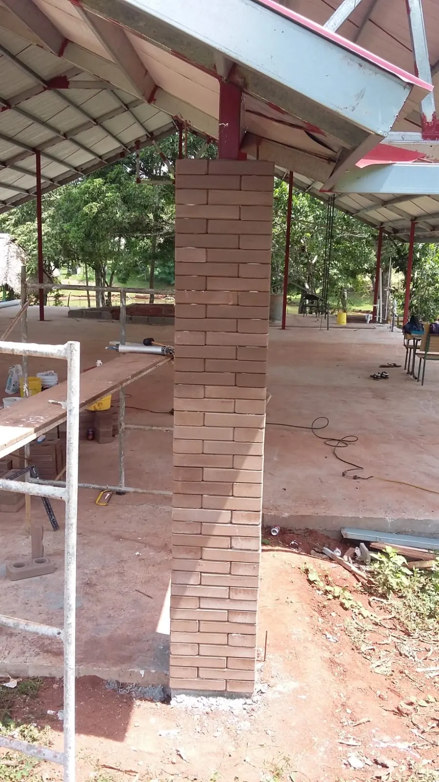 Columna de ladrillo ecológico color arena levantada hilada sobre hilada