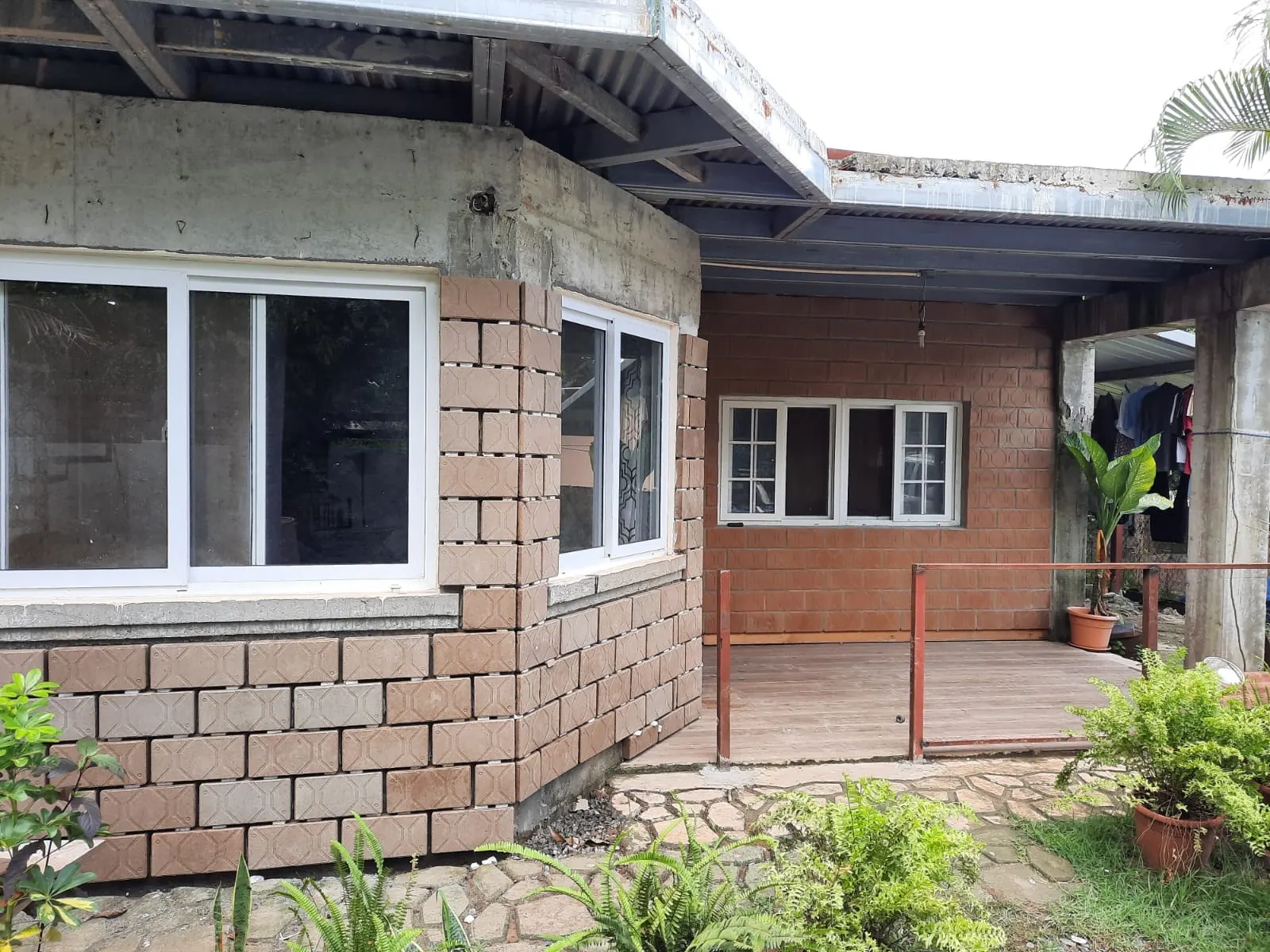 Casa con fachada y muro interior forrados con revestimiento de relieve geométrico