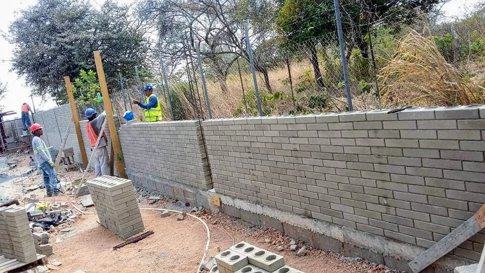 Muro perimetral de ladrillo ecológico gris en construcción