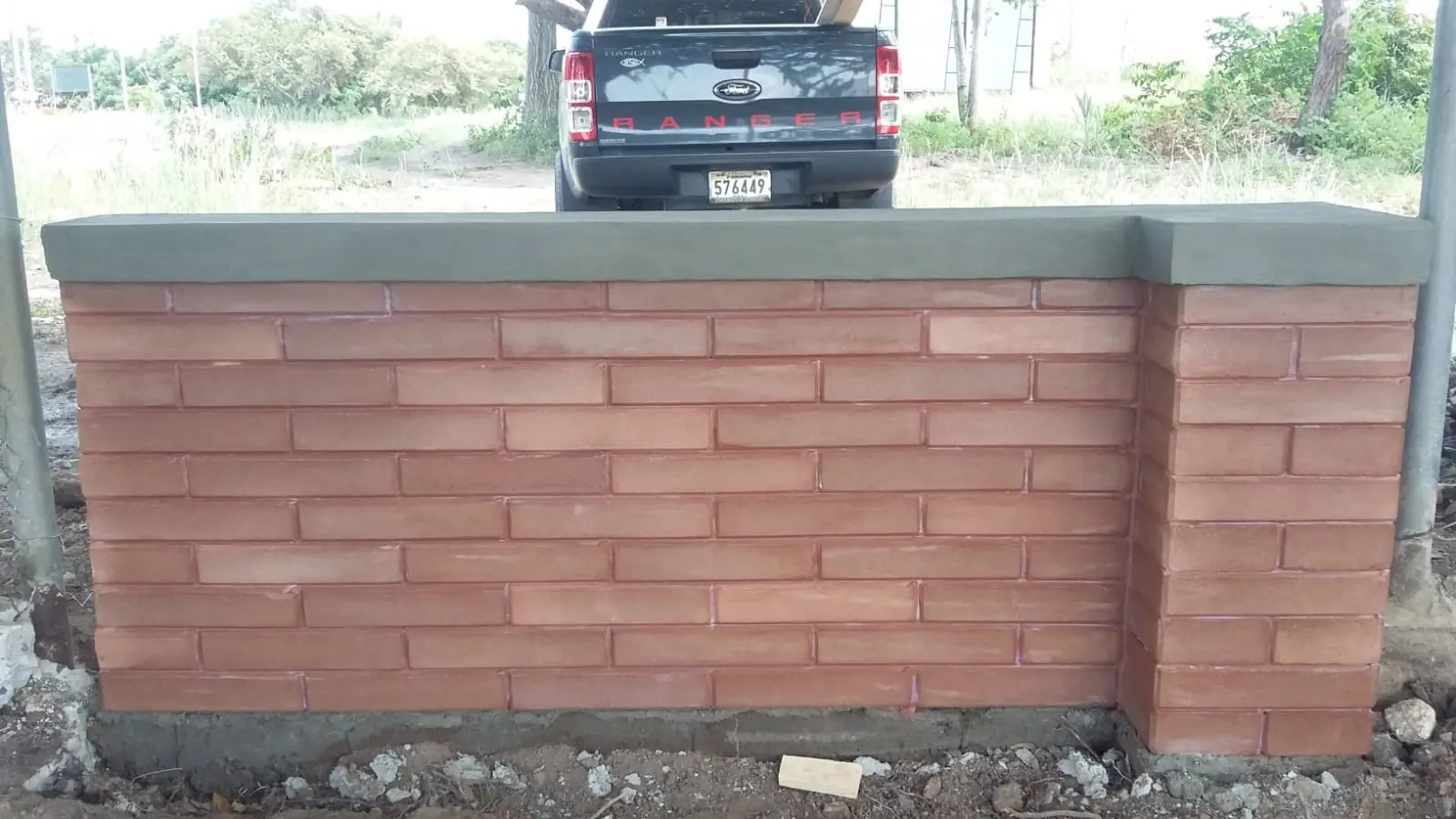 Muro de ladrillo ecológico terracota terminado con tapa de concreto