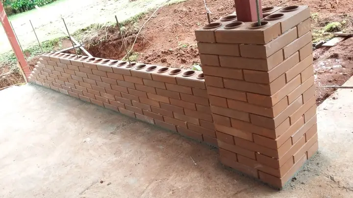 Vista en perspectiva de un muro de ladrillo ecológico y su columna