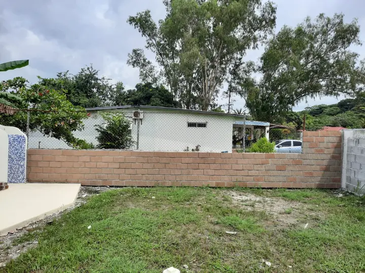 Muro perimetral con revestimiento de relieve geométrico terminado